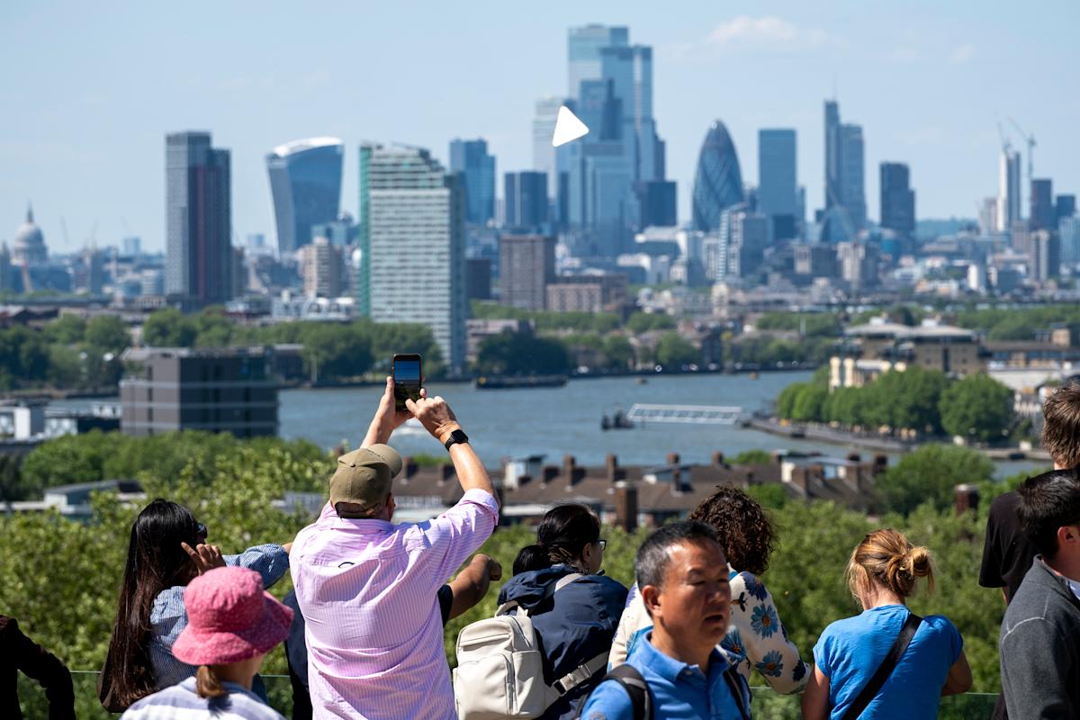 Stocks lower despite UK economy growing more than expected