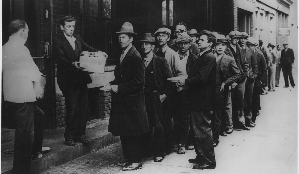 Depression: Breadlines:long line of people waiting to be fed: New York City: in the absence of substantial government relief programs during 1932, free food was distributed with private funds in some urban centers to large numbers of the unemployed